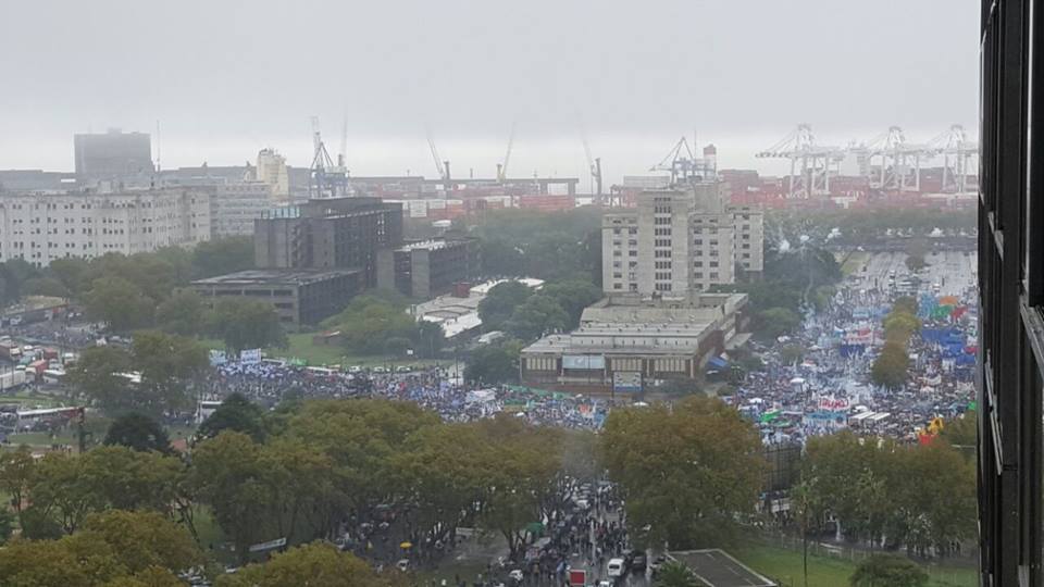 CaroGaillard's tweet photo. Habla CFK y sigue siendo cadena nacional. El pueblo la quiere escuchar.La #CaravanaDelPueblo la acompaña siempre. https://t.co/SYYra7cd8r