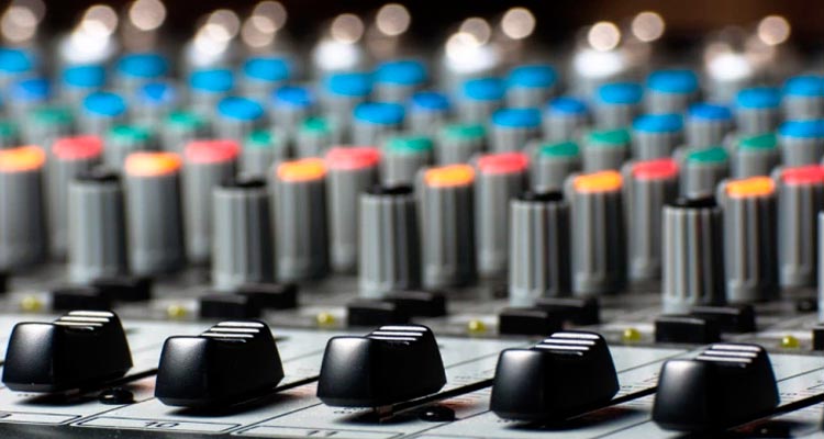 Loudbunker's tweet photo. Ocho errores de mezcla y cómo evitarlos frente al mastering de tu proyecto https://t.co/19W74uqVUi https://t.co/BC3t1FhgfS