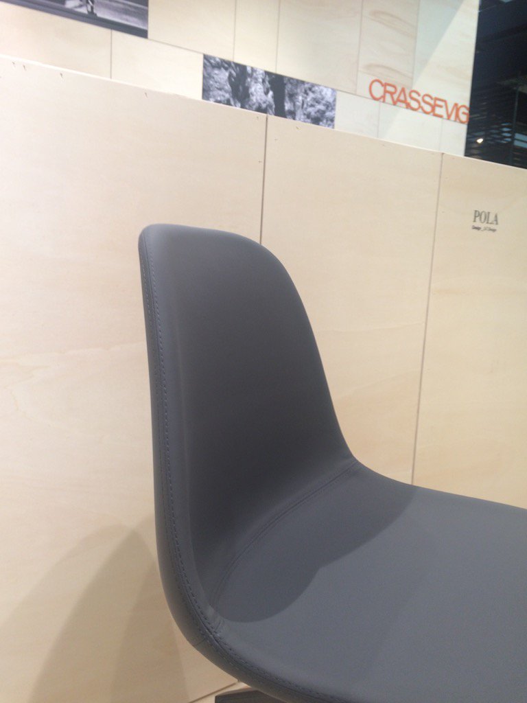 onirotextiles's tweet photo. gespot op #SaloneDelMobile bij #Crassevig #PUxx gestofferd op model Pola, trots en blij! https://t.co/HbvmfwTbZx