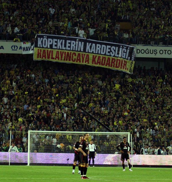 MedyaFener's tweet photo. Bugün herkes rakibimizi tutarken, biz yine her zaman olduğu gibi Fenerbahçeliyiz! https://t.co/KlPnLBSvfH