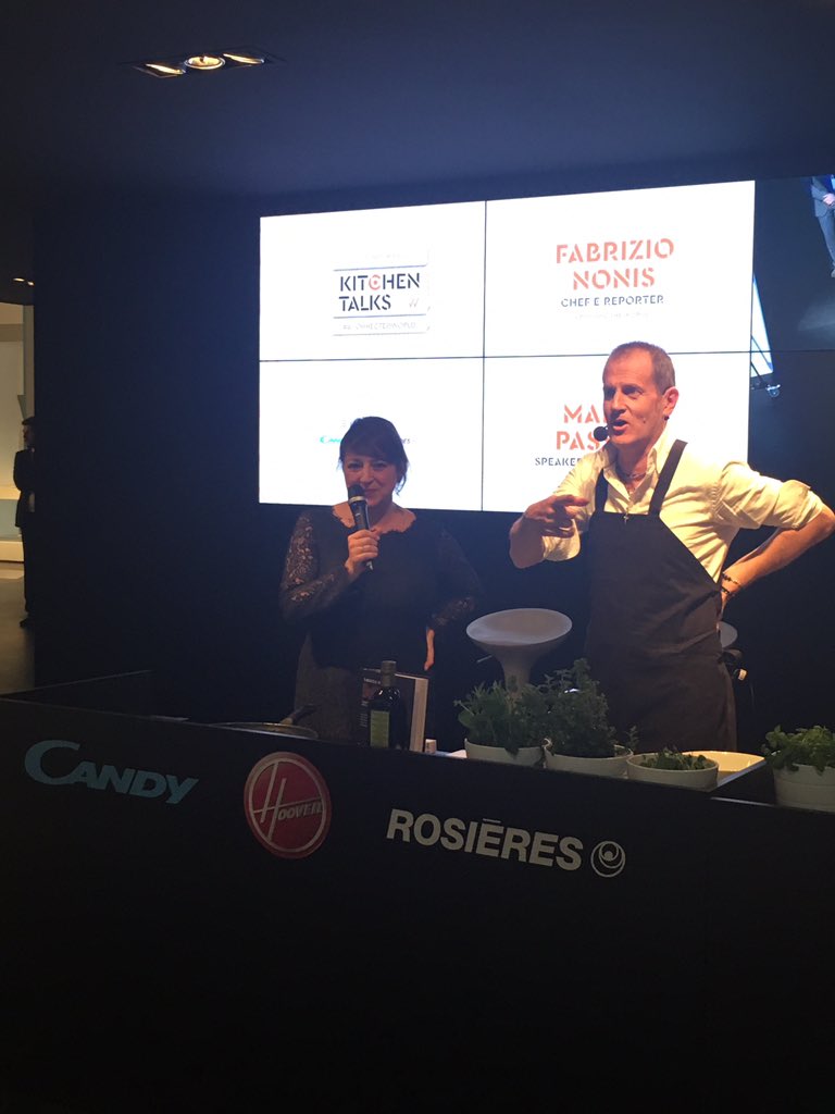 candysacomesifa's tweet photo. Terzo e ultimo Kitchen Talks della giornata: Fabrizio Nonis prepara il carpaccio tricolore #smartcooking #eurocucina https://t.co/W5HYeXXu2m