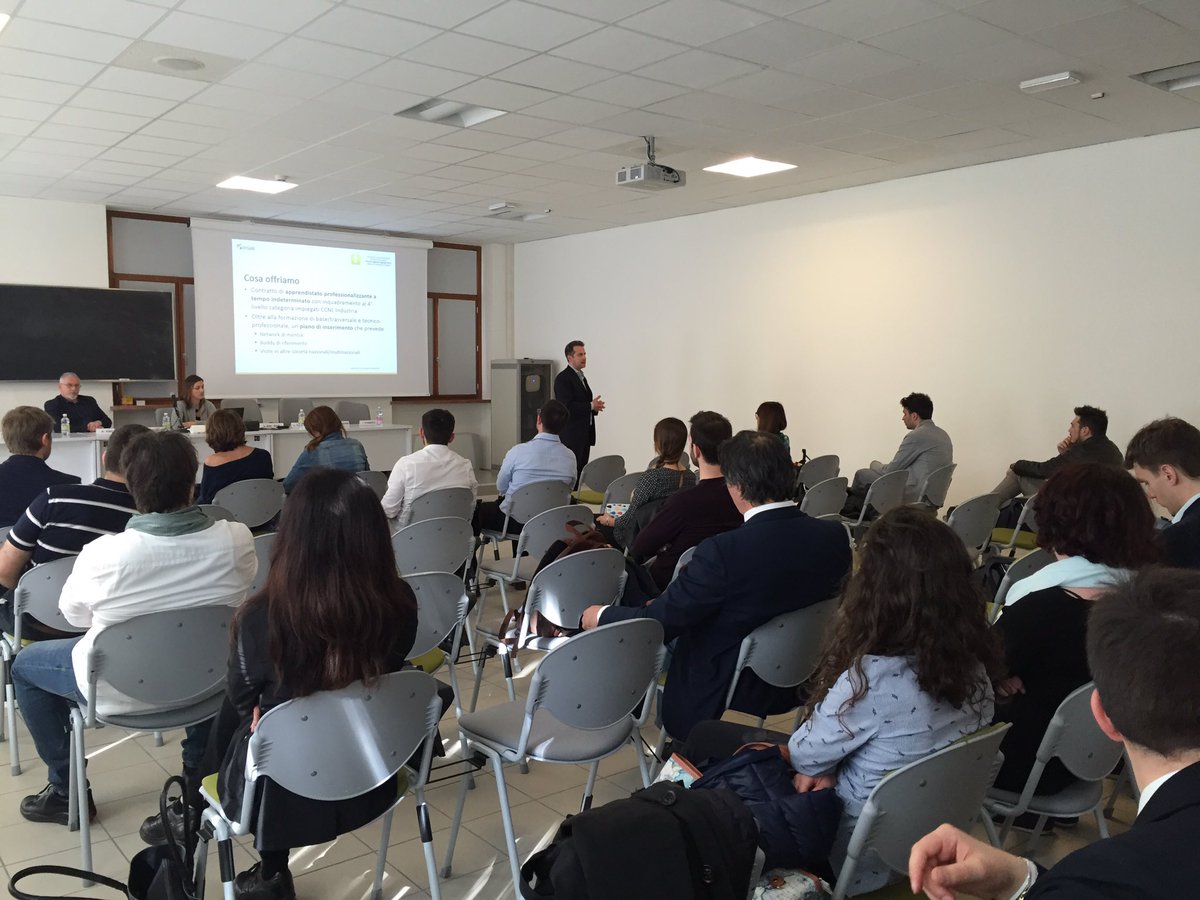 Insiel4y's tweet photo. @valeriiluca sta spiegando cosa offriamo con il progetto @Insiel4y al Mercoledì del Placement evento @uniud https://t.co/eoxdIN6Kpf