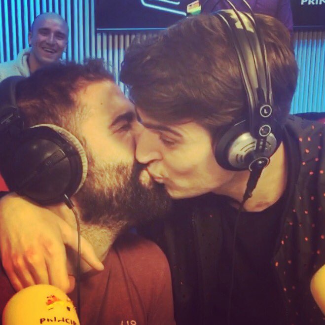 Radiotubers40's tweet photo. Feliz #DiaInternacionalDelBeso 😂💋💋💋💋💋💋 #NoTeCortes https://t.co/aWFwS8lZuN