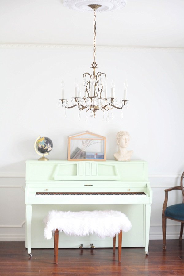 ErinSpainBlog's tweet photo. This painted piano by @RunToRadiance is stunning! See how she did it here: https://t.co/eddunvWRD3 #DIYLikeaBoss https://t.co/fLzYvpGNJV