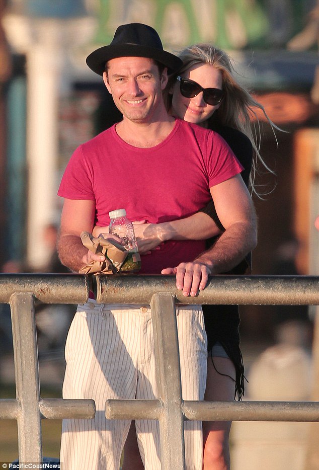 Beard_Club's tweet photo. #Gaydad Jude Law in PDA antics with #Beard Phillipa Coan, Venice Beach https://t.co/t1XgFi375V https://t.co/QPMc8jRN1h