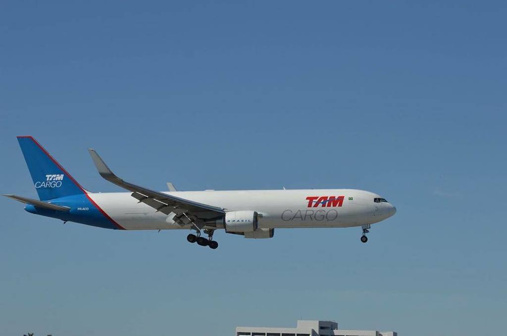 DeltaBravo33's tweet photo. Instagram : by trainmanrisko - @tamlinhasaereas Cargo 767-300F at Miami international #miami #mia #kmia #miamiinter… https://t.co/iBepn1ApTY