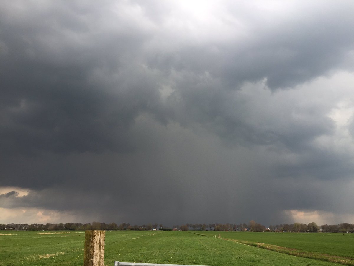 Onweersbui vanuit Eemnes gezien <a href="/WinterExpert/">MetRyanJ/Europe</a> @Ward_Weerman <a href="/BuienRadarNL/">Buienradar</a> <a href="/NoodweerBe/">NoodweerBe</a> <a href="/helgavanleur/">Helga van Leur ☀</a> <a href="/MeteoGroupWeer/">meteogroupweer</a>