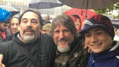 QuePasaSalta's tweet photo. #DeclaraCFK / El look náufrago de Boudou en el aguante a Cristina en Tribunales https://t.co/sBn7aoFWvB https://t.co/e9r5BdBQ1y