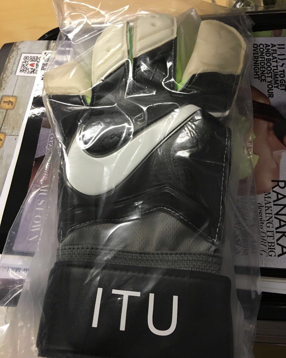 IIKHUNE_32_16's tweet photo. I just received a special 2mm pair of gloves to test.thanks to @nikefootball @nikefootballza and #Masilo #32🇿🇦 https://t.co/G9VNJhq7eW