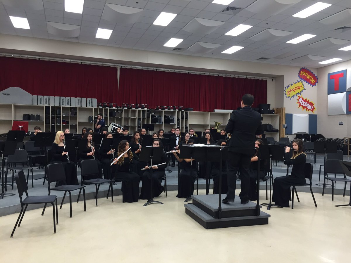 MsSewell_DCMS's tweet photo. Wind Ensemble warming up! #statelarge https://t.co/aQRJ08wCWQ