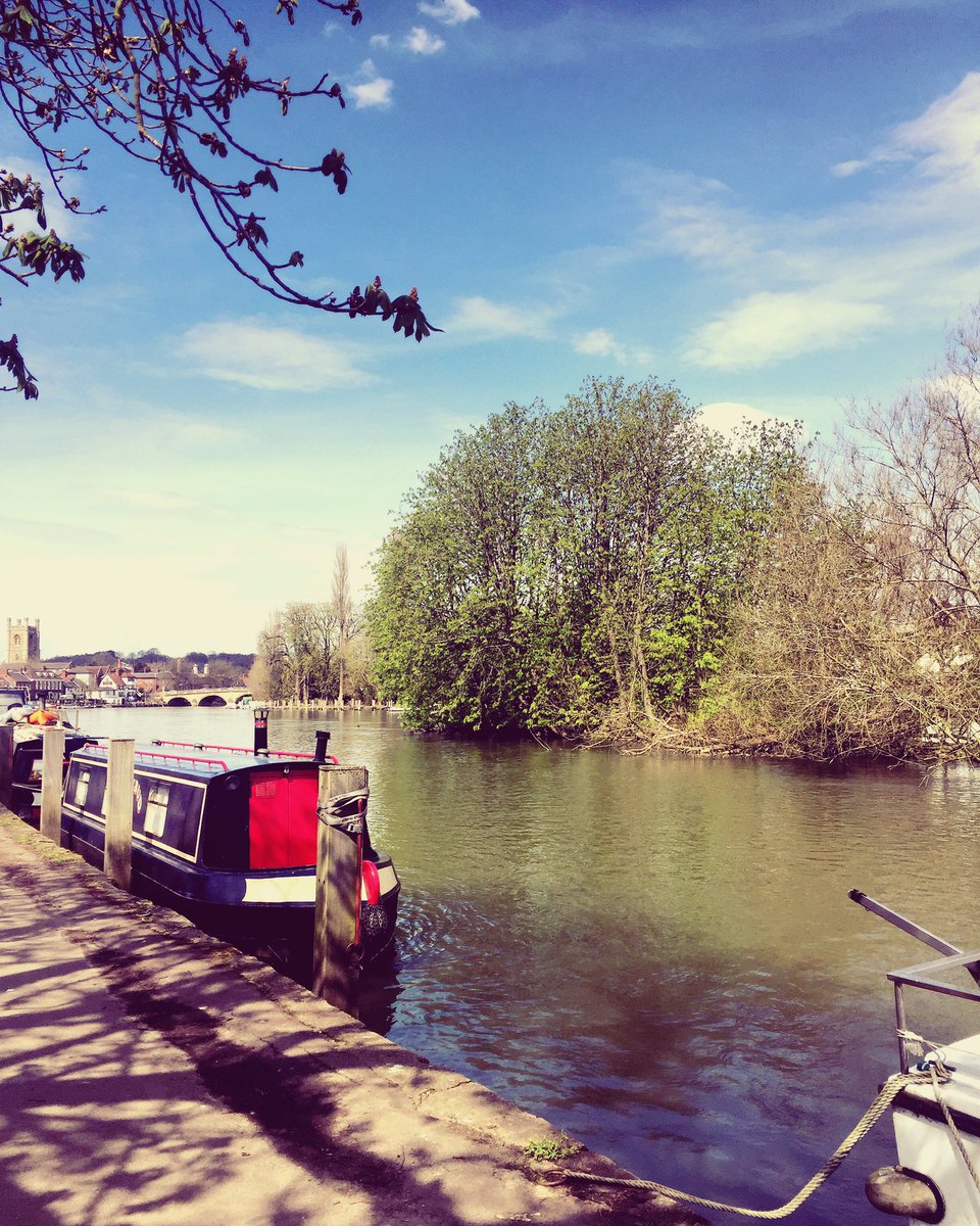 graceherbert__'s tweet photo. Wonderful walk &amp; hot chocolate with @katiekavx at Henley #sunshine #lungexercise #chocolate #cakes #walk https://t.co/MEuDiIhZMQ