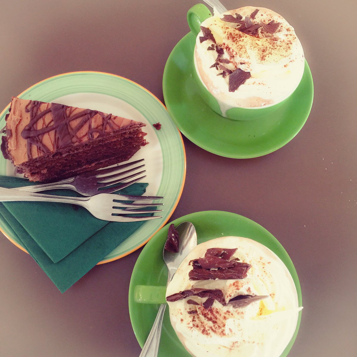 graceherbert__'s tweet photo. Wonderful walk &amp; hot chocolate with @katiekavx at Henley #sunshine #lungexercise #chocolate #cakes #walk https://t.co/MEuDiIhZMQ