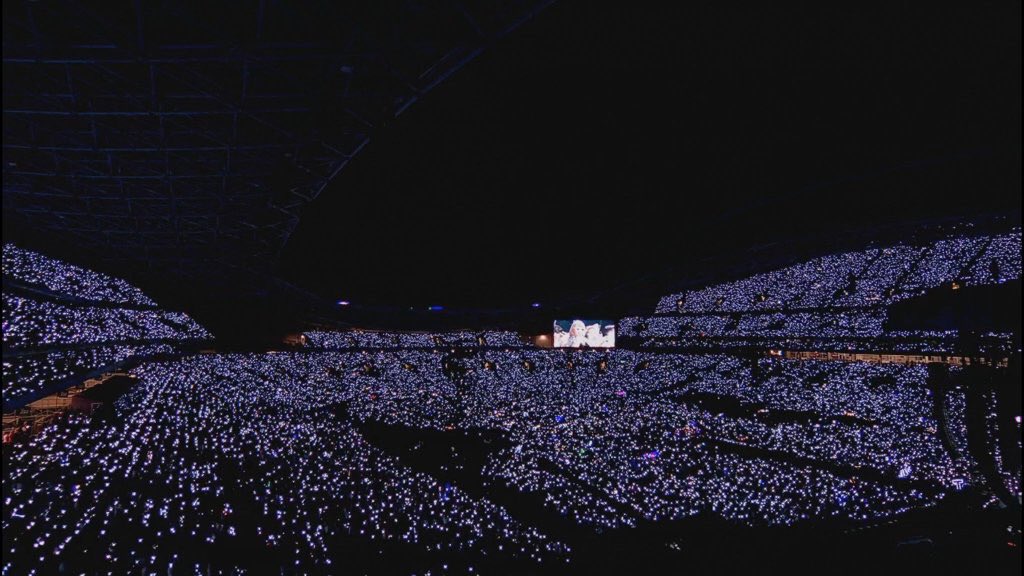 unicornswxft13's tweet photo. I'm crying! 1989 world tour feels! we're proud of you @taylorswift13 #NewRomanticsMusicVideo https://t.co/StL1aIPB7L