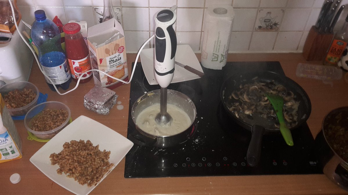 titouzecat's tweet photo. J avais dit on fait simple ce soir....
Ça fait 1h30 de cuisine déjà
#Ratatouille
#Pate
#Lasagne
#LaSimplicite 😂 https://t.co/A1jaG7SyKf