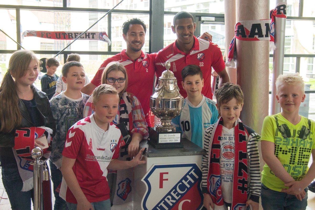 HetWKZ's tweet photo. Veel blije gezichten vanmiddag in het WKZ! Kinderen hebben genoten van het bezoek van @fcutrecht https://t.co/fs0JllpuEW