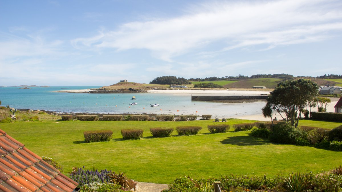 The view from the master bedroom balcony in Starfish cottage this afternoon #Tresco #Scilly tresco.co.uk/staying-on-tre…