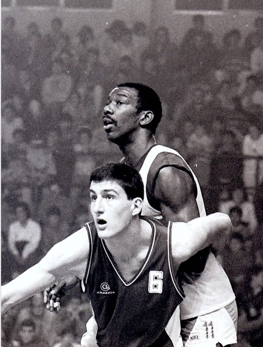 Gracias Santa Coloma Baloncesto por compartir está foto con el gran Essie B Hollis Un orgullo haber jugado contra él
