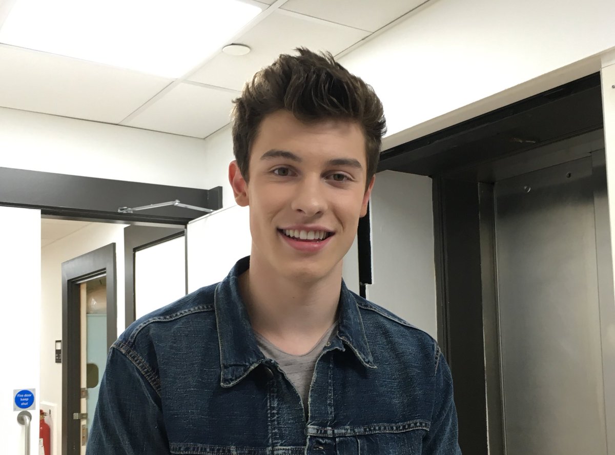 chattyman's tweet photo. The lovely @ShawnMendes just performed #Stitches for @chatty man 👏👏👏👏👏 On your telly Thursday 10pm @Channel4 https://t.co/Zy8ZSYiEpa