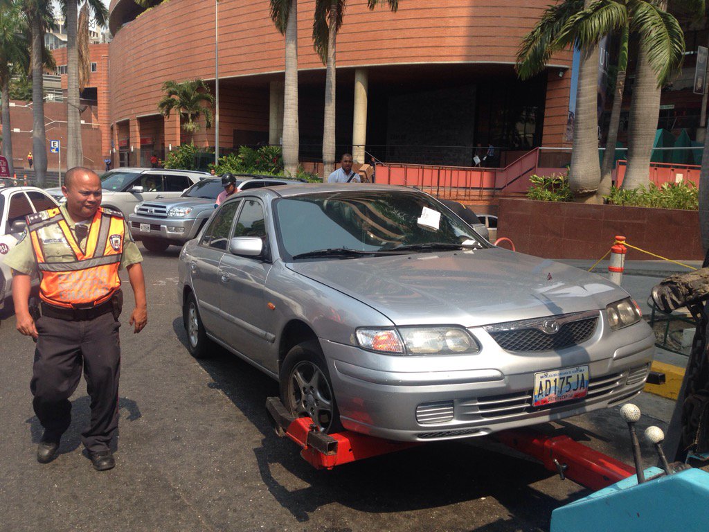 solanojuanc's tweet photo. 13A En @Chacao no nos detenemos! Remolque en promedio de 25 vehículos mal estacionados #PLAN5-0 @ramonmuchacho https://t.co/xoBVrefwjF