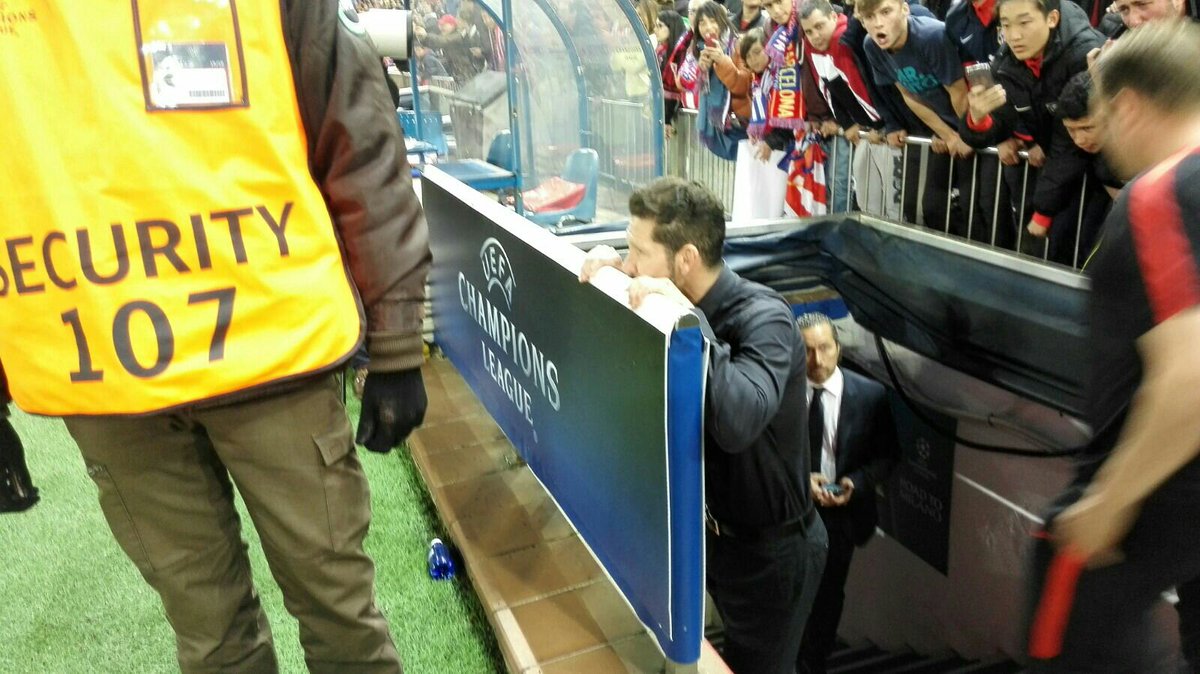 Atleti's tweet photo. ¡El equipo volvió al campo para agradecer a la aficion su apoyo! Así lo vio @Simeone #AtletiFCB #AúpaAtleti #UCL https://t.co/vqVGCS6mjG