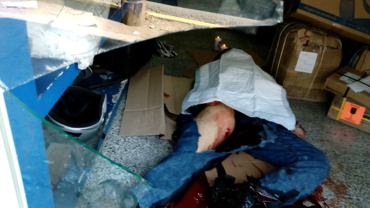 NoticiaTuxtepec's tweet photo. #NotiAhora Reportan la muerte de un hombre en sucursal #Docuprint de la col. Reforma #Oaxaca. Tropezó con ventanal. https://t.co/Ho6hNfaaKL