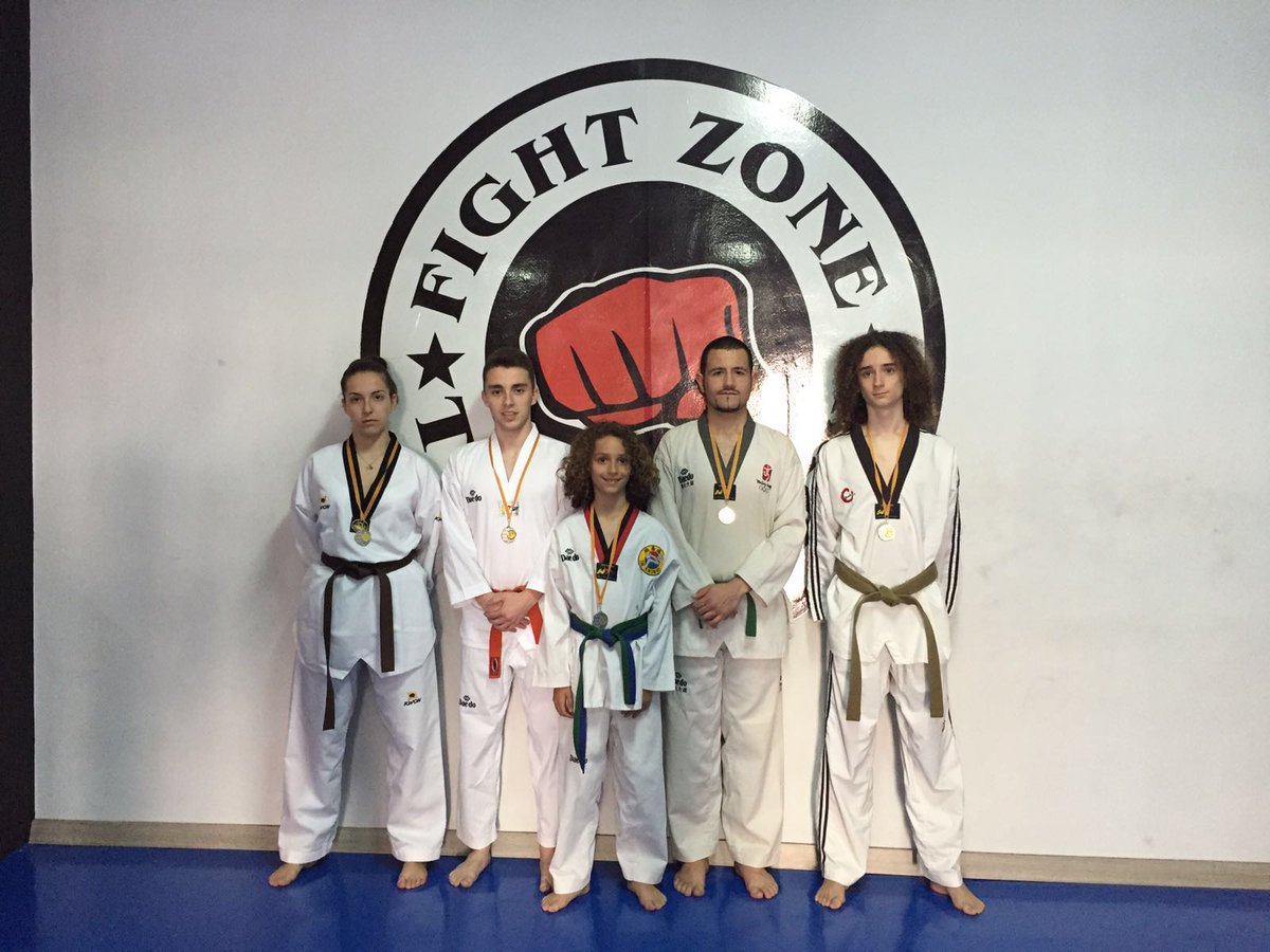 Andrea28D's tweet photo. 5 campeones, un gran equipo y unos grandisimos compañeros, luchamos por lo que queremos #taekwondoforlife https://t.co/AdqMqTzuZH