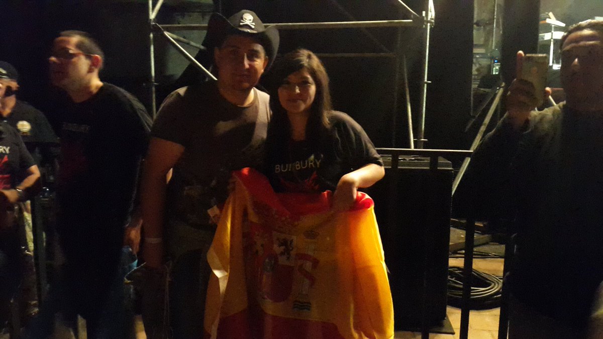 FannyReyes03's tweet photo. @bunburyoficial Nopuedocreer que n me firmarais la bandera de España por estar a favor d la independencia d cataluña https://t.co/gYp81K0Gyh