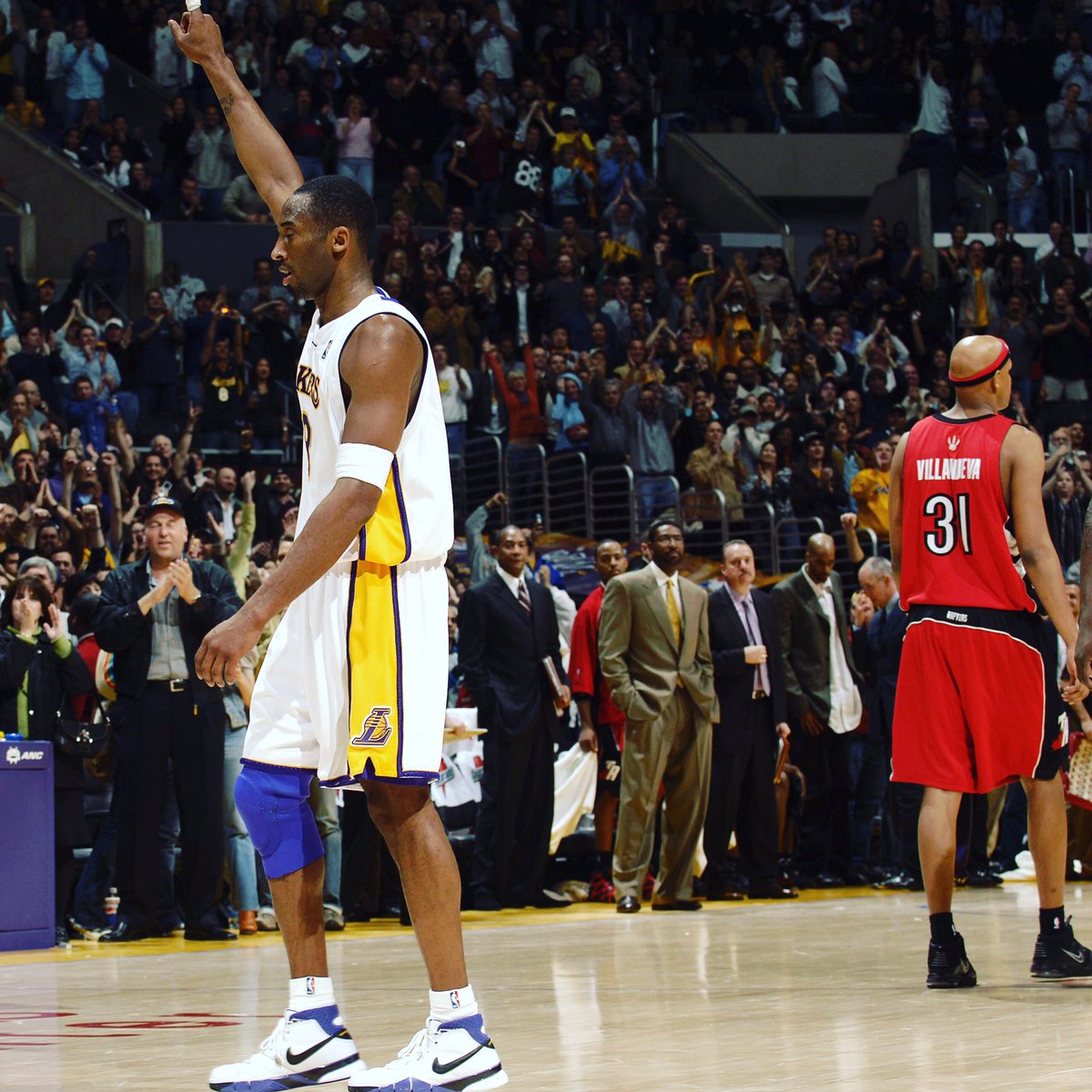 CVBelieve's tweet image. Nothing but respect.  Legends live forever.  #81points  4•13•16