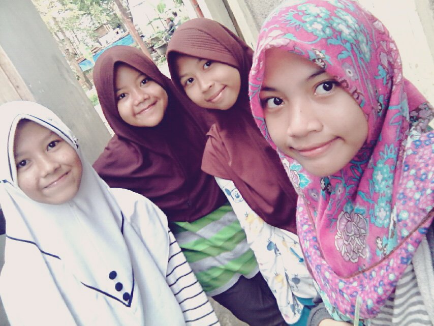 DeviAsyifa23's tweet photo. #Devi,Nailah,Rifa,Annisa
Mksih udh jadi shbt yg sempurna dlm hidup aku,beruntung bgt pnya shbt kaya kalian 😆 😝 😘 https://t.co/U4j5GEnPna