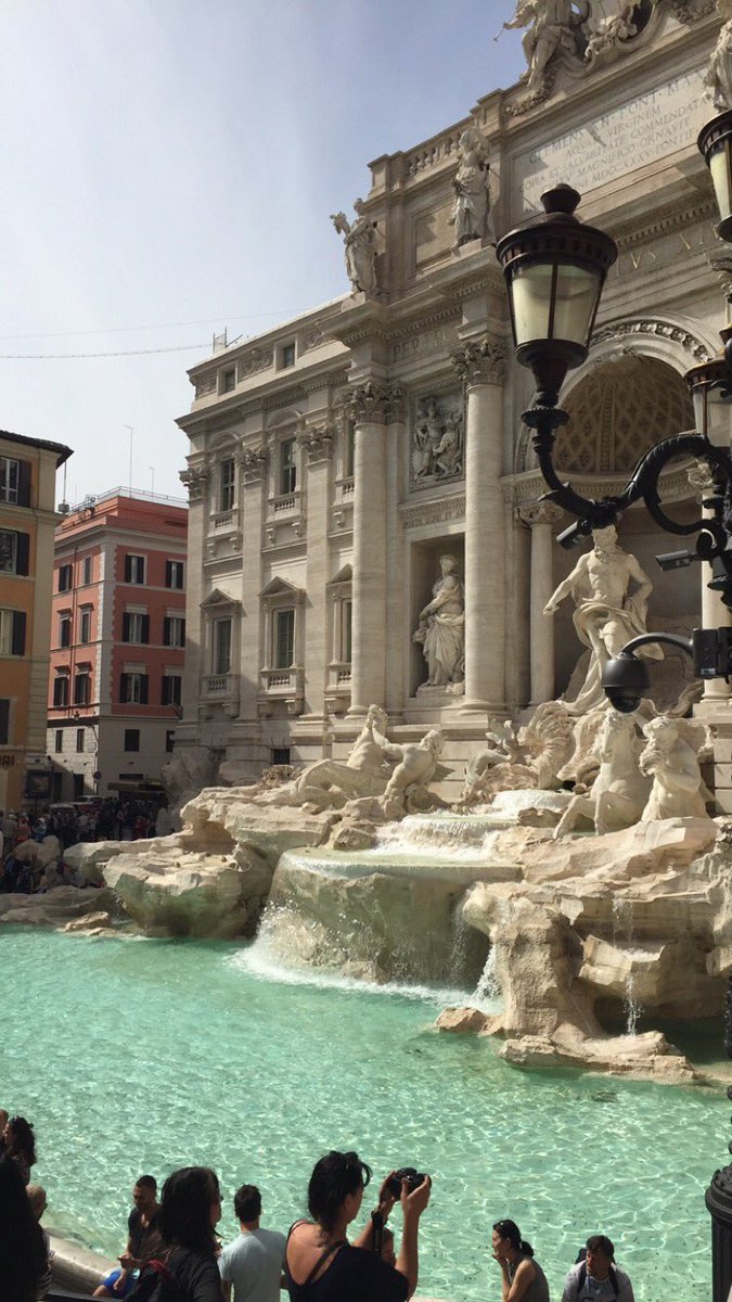 PhKlem's tweet photo. Rome #trevi #rome #fontaine #soleil #chaleur #amoureuse https://t.co/Fd4CRgVSbT