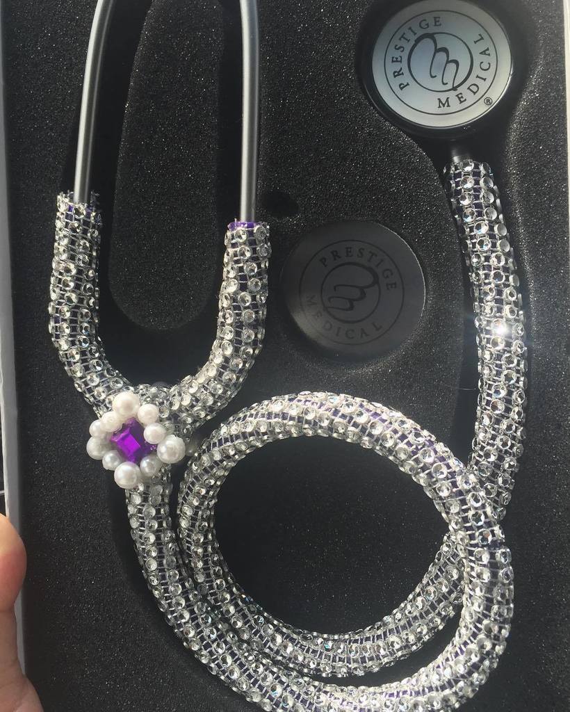 TheCaringTimes_'s tweet image. Custom silver bling stethoscope with custom pearls and gems! #acceptingorders #bling #medicine #silver #mud #medstu…