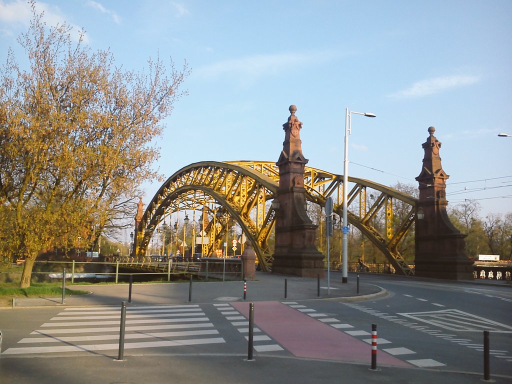 KejtShelby's tweet photo. @Kejt_Pe niby #wiosa, kwiatów pełno, ale nie wszystko jeszcze zielone ;) #flowers #parks #bridge #springtime https://t.co/EZTzzWmuSS
