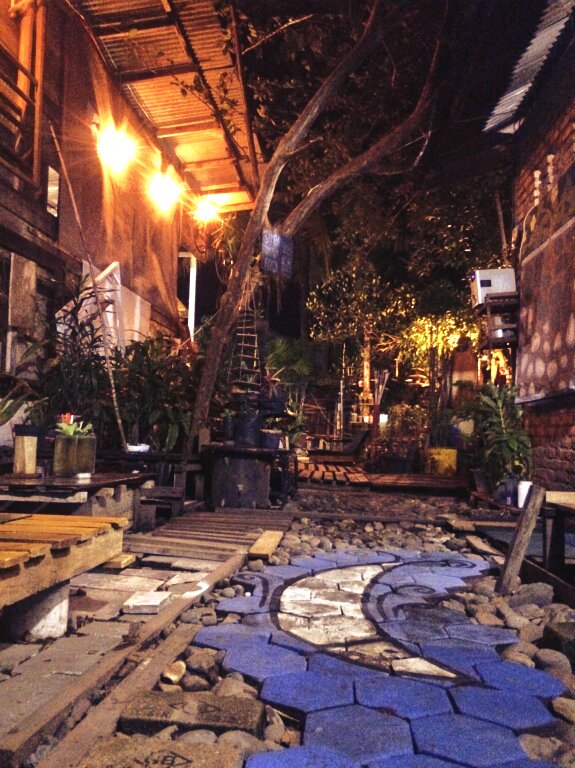 OwnRian's tweet photo. Full ligthting at kadai belanak. #tempatnongkrong #unik #food #drink #art #talk #hangout #gallery #padang open4:60pm https://t.co/6d0cUT5HQR