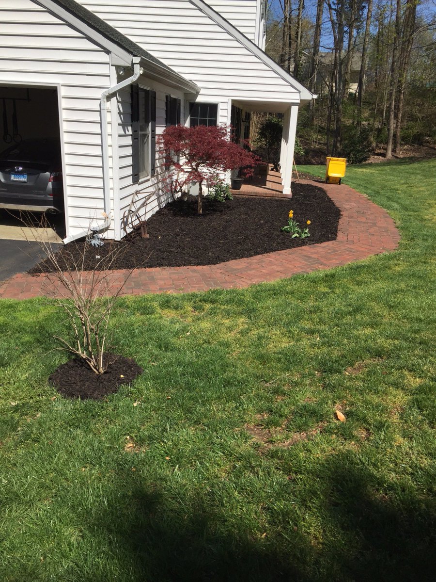 RayMcDonald's tweet image. Mulching the flowerbeds today. #SavingMoney #ShortBursts #7YardsDoneAnother5Yards2Go #DidISaySavingMoney? #WorthIt