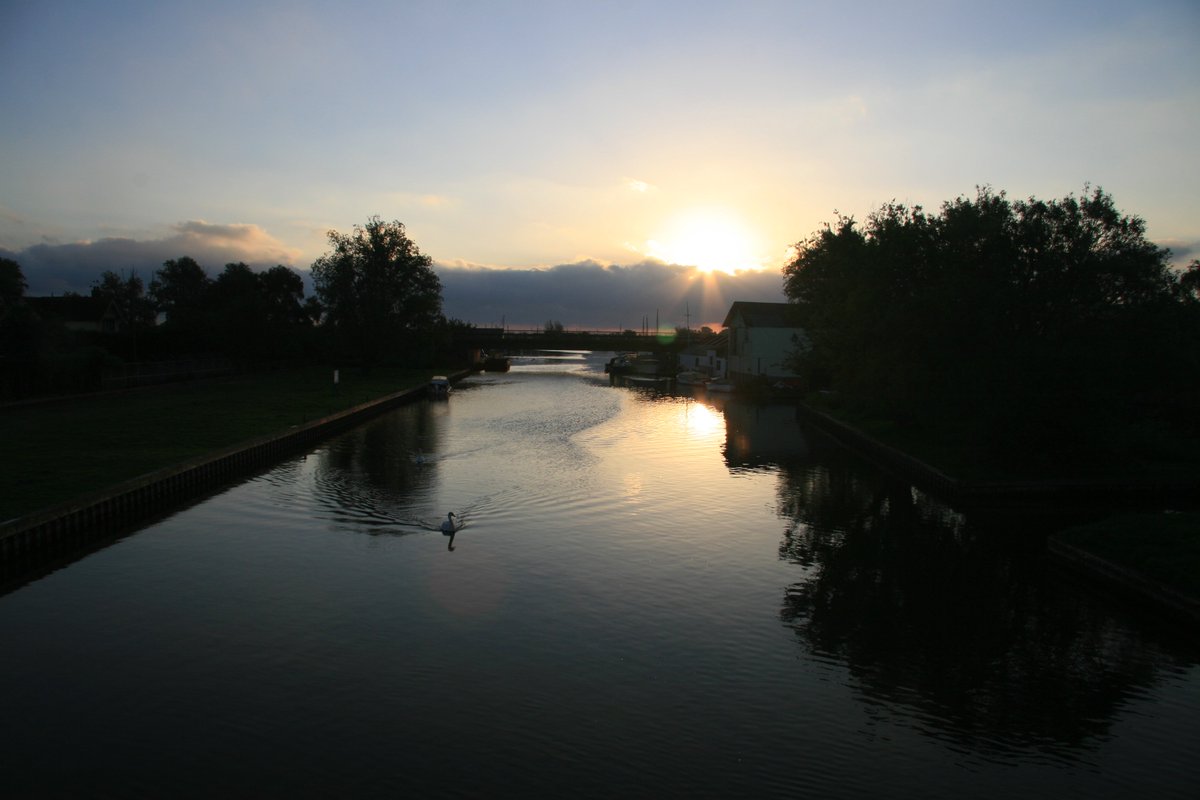 broadsspiritual's tweet photo. Broads
Sunrise over the 
River Thurne, Potter Heigham;
perfect start to the day.

-thanks -4 more see facebook at 8 https://t.co/2mz1UA0ddH