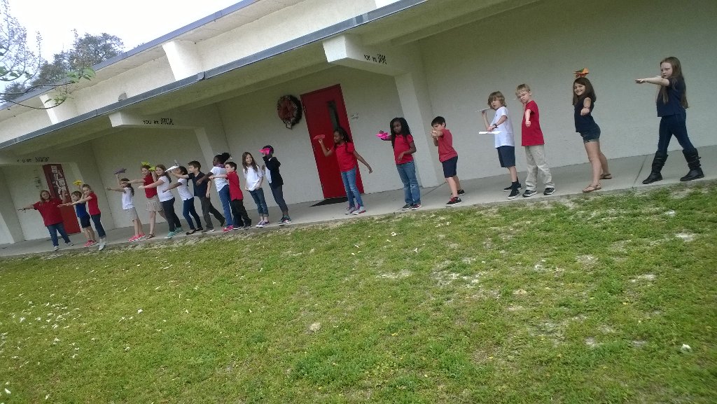 sauciteacher's tweet photo. After reading about the Wright brothers, we had to make planes. @MCherryStreet #3rdgradeawesomeness https://t.co/LZb8qgDpe3