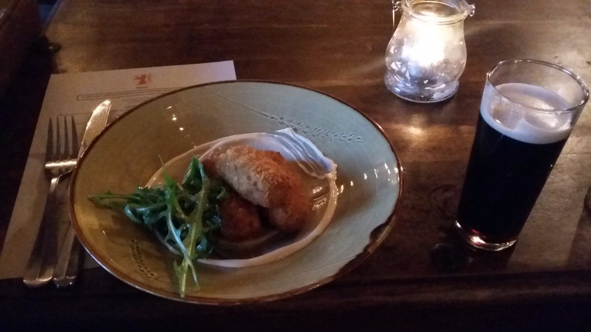 heather_greig's tweet photo. @RedLionBarnes #delicious croquettes!! stopped off for a #snack and look at this! #Guinness #Barnes #pubs #gastropub https://t.co/DQG9O4D20R