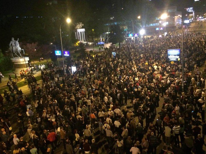 BalkanInsight's tweet photo. Live from #Skopje: Protesters swarm in the city centre https://t.co/9KCTfxhB7u #протестирам https://t.co/Hht74YKPKH