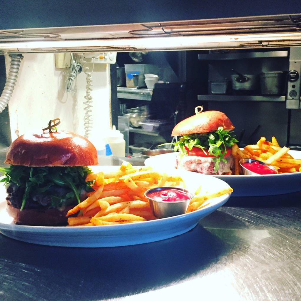 208Rodeo's tweet photo. You can't stop the #beef 🍔 | Kobe Beef Burger | #eatfamous #beverlyhills #losangeles #ca #hairspraythemusical #eat https://t.co/GsTJoI1TCq