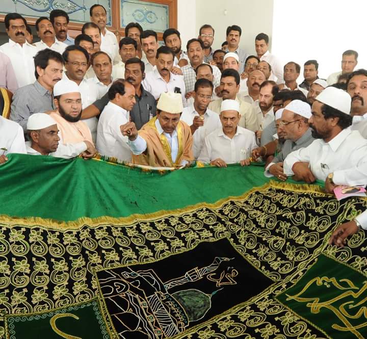 FareazTRSV's tweet photo. @TelanganaCMO KCR offering  Chadar to Ajmer sharif Darga
#secularcm #KCR
Prosperous state #Telangana https://t.co/14q0sJElRd
