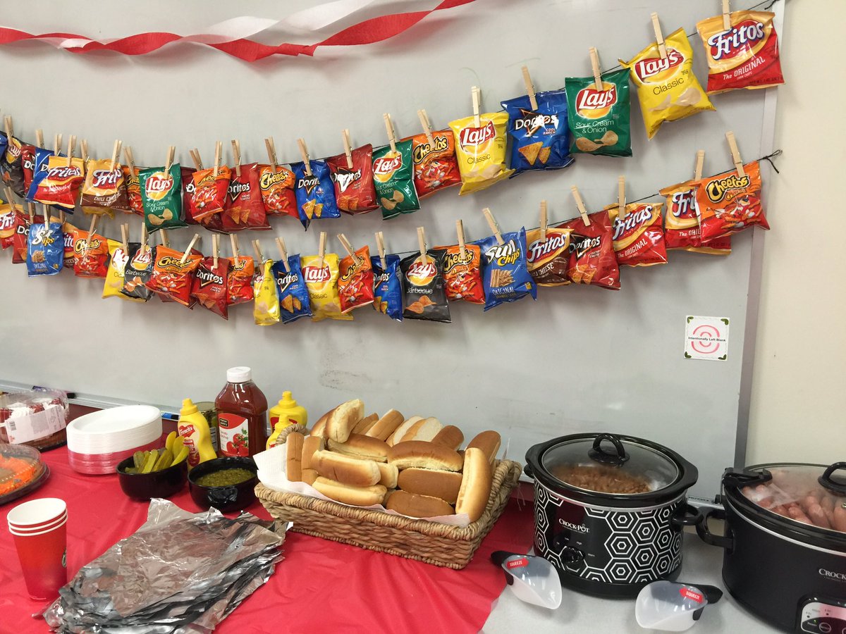 AJGiannetti's tweet photo. Carnival at T1915! #rockingcommunity @Herron9Herron @SelenaAlbino @E23Braemer thank you @flngg https://t.co/WvmLVc40zV