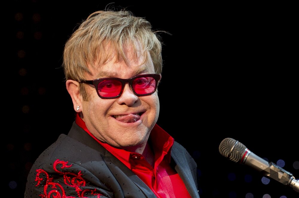 elpanfletico's tweet photo. La confesión de Elton John que nosotros ni sospechábamos https://t.co/YBqmUiUN1B https://t.co/3Euc525uQU