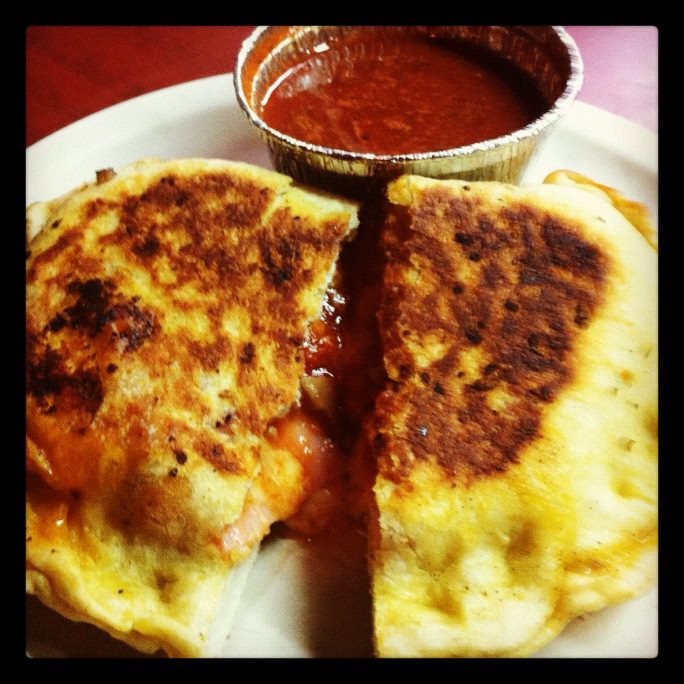 OterosPizza's tweet photo. ¡Ven y almuerza con nosotros! #CombosEconomicos a  ¢2750 colones 
#calzone https://t.co/03d1arPlfB