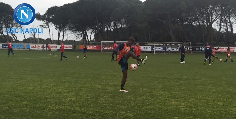 phierpez's tweet photo. #LEDITORIALE VIDEO - Chalobah scherza col pallone https://t.co/yRviEsf0Et https://t.co/8a5PDMqVSN