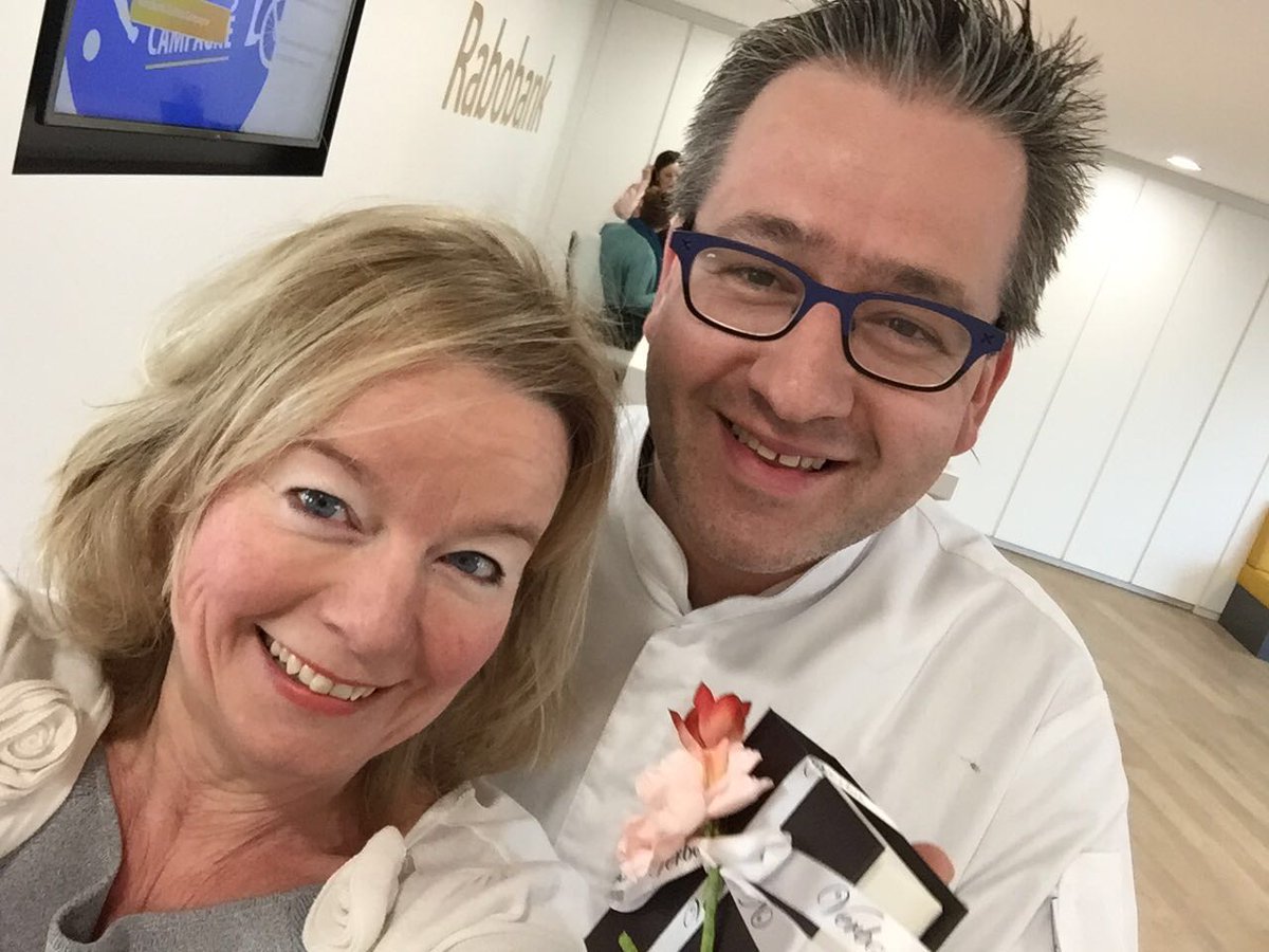 . <a href="/moniquevdvall/">Monique van de Vall</a> en <a href="/theathijssen/">Thea Thijssen</a> van <a href="/OpenCoffeeBw/">Open Coffee B'waard</a> in het zonnetje gezet met  bonbons. Bedankt voor al jullie werk