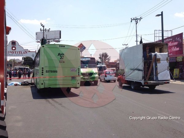 retioDF's tweet photo. Transporte público de la ruta 37 atropella y mata a motociclista en la av. tláh… https://t.co/RyHvb9NyeU —@tavojeda5 https://t.co/qq93sDUHsb