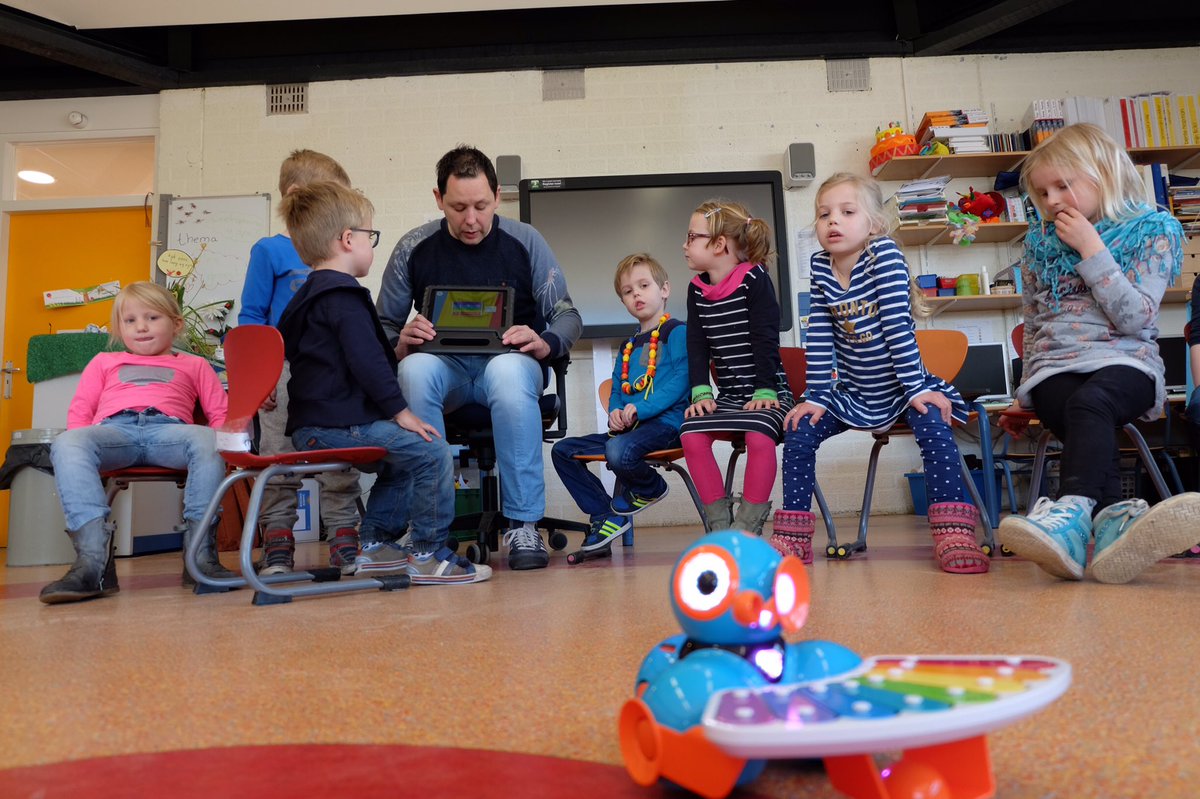 Codevaardig (@codevaardig) on Twitter photo Wat is het toch leuk om les te geven uit je eigen methode! <a href="/DeBorgHaren/">Cbs de Borg Haren</a> #programmeren Wat is het toch leuk om les te geven uit je eigen methode! <a href="/DeBorgHaren/">Cbs de Borg Haren</a> #programmeren