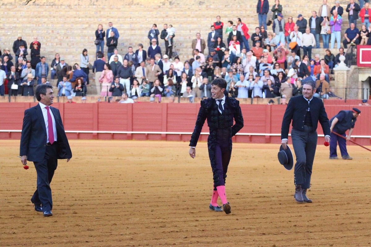 InfoMESCRIBANO's tweet photo. El toreo nos trae estas cosas! Ganadero,Mayoral y Torero dando la vuelta al ruedo!
#IndultoEscribano
📷@VerdugoMarta https://t.co/5B91bFhvnG