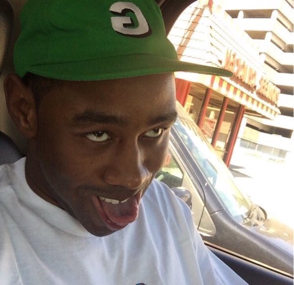 CloudN9neco's tweet photo. snap chatting your homies vs snap chatting bae https://t.co/Pv1aNYc5Fm