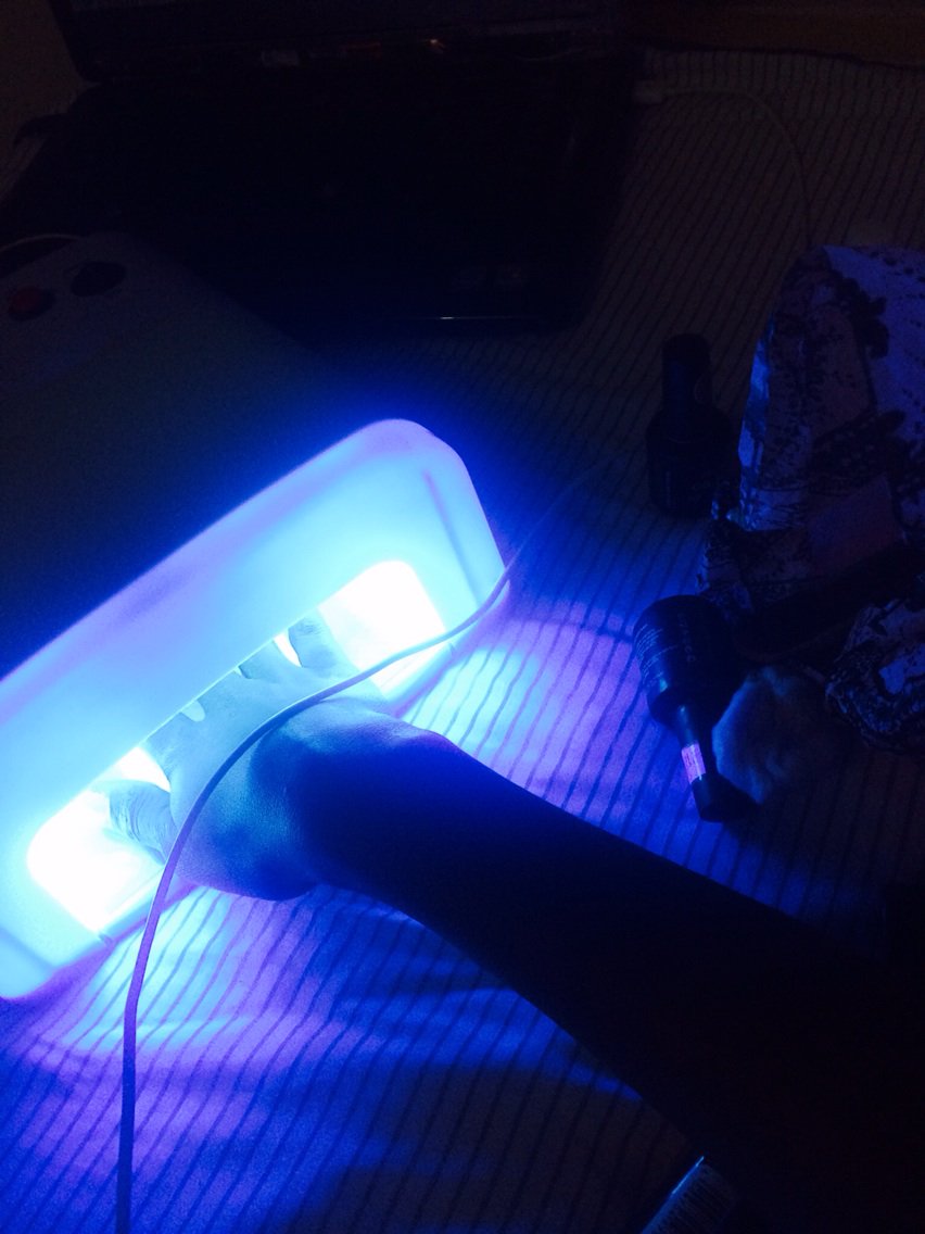 ThatLawyerGirl's tweet photo. And now, putting this present from my sister to use. #gelnails #uv #madethings #allrounder https://t.co/Zla1DFdw6z